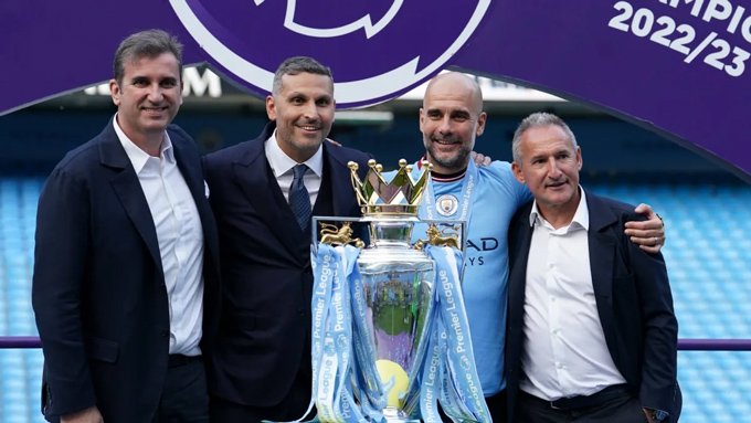 Begiristain (ngoài cùng phải) ghi dấu ấn đậm nét trong thành công của Man City